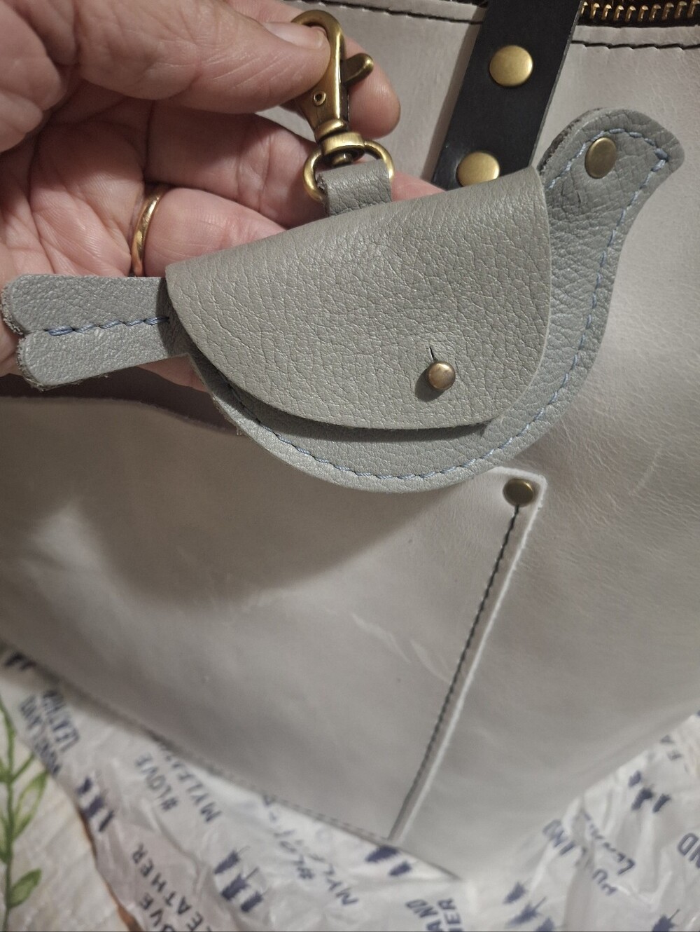 Portland Leather Light Gray Bird Coin Pouch with Brass Clip - Picture 4 of 4